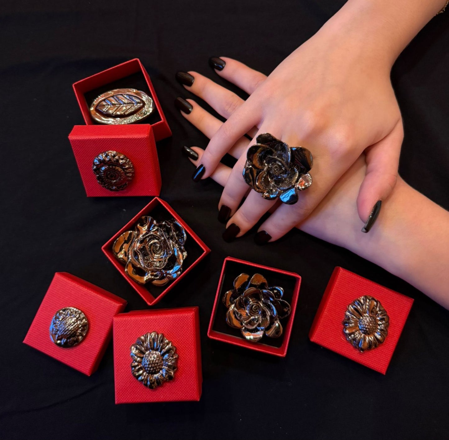Anello in Ceramica Fatto a Mano a Forma di Fiore con Petali