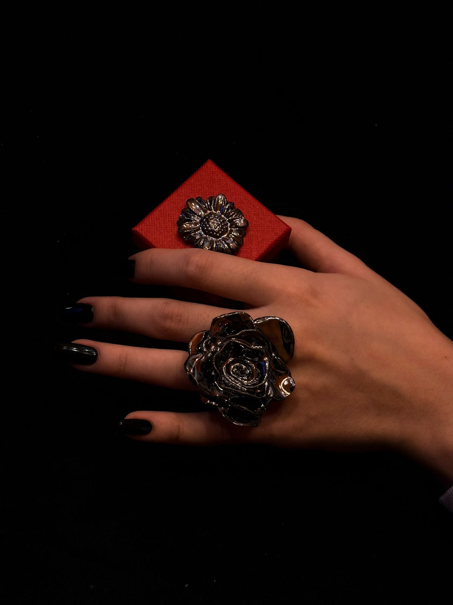 Anello in Ceramica Fatto a Mano a Forma di Fiore con Petali